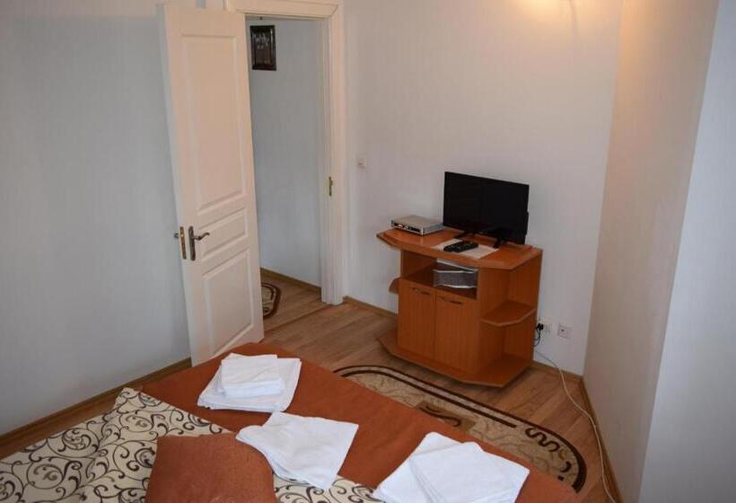 جناح عائلي, Pensiunea Bujor De Munte