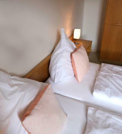 غرفة قياسية, Zur Linde