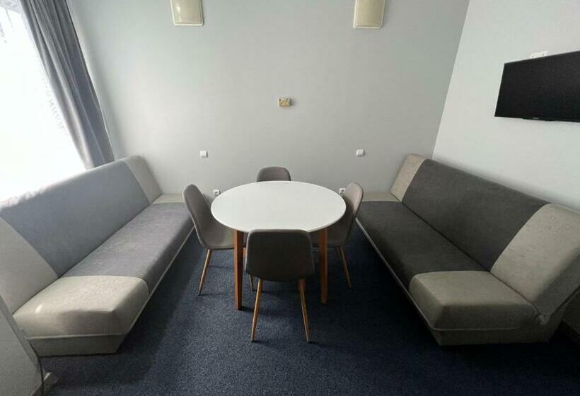 דירת חדר, Motel Carmen