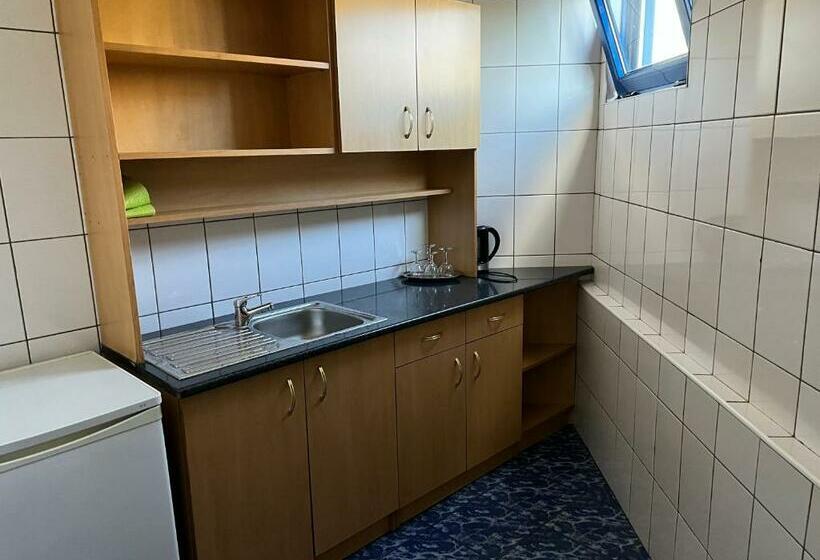 דירת חדר, Motel Carmen