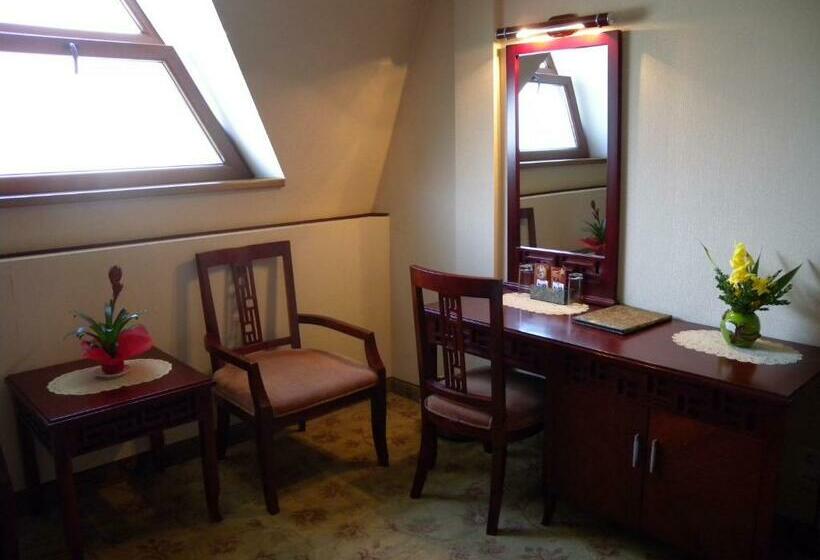 Четырехместный Номер Стандарт, Motel Dhs Chinese Restaurant