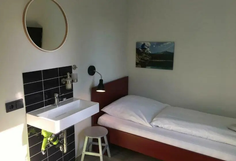 Standard Yhden Hengen Huone, Xotel