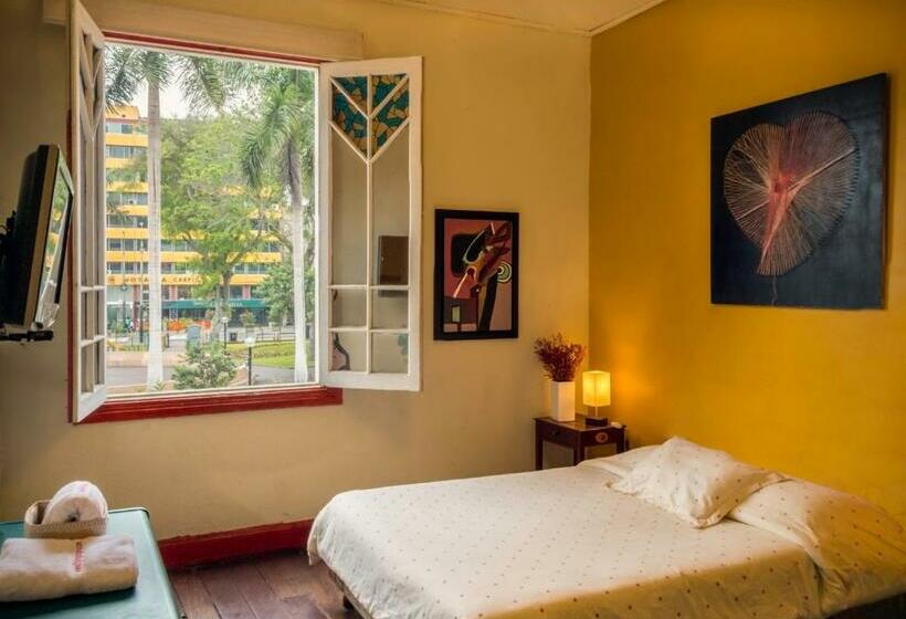 اتاق لوکس, Flying Dog Hostel