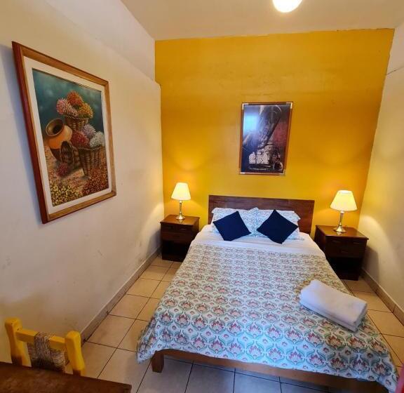 اتاق استاندارد با سرویس بهداشتی مشترک, Flying Dog Hostel