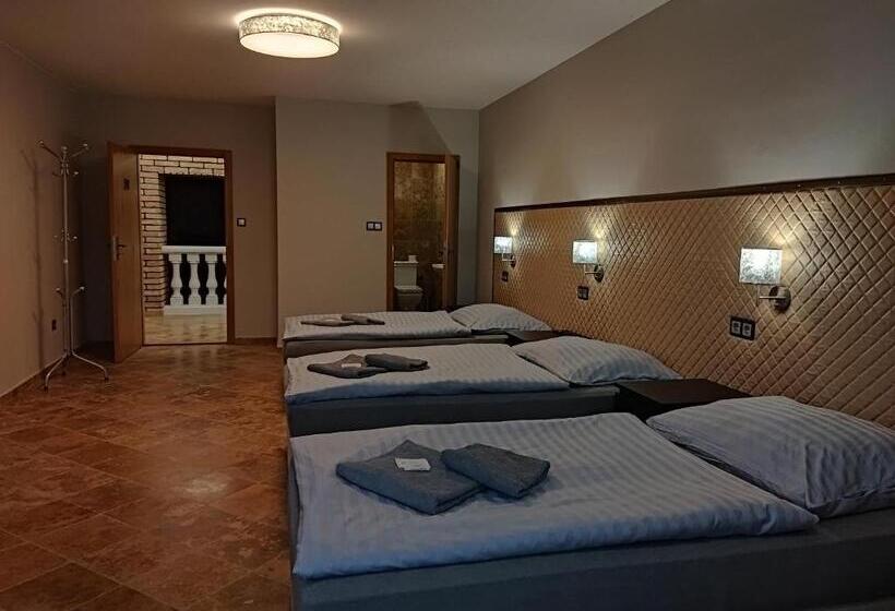 컴포트 트리플 룸, Cade