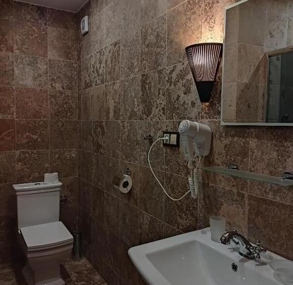 컴포트 트리플 룸, Cade