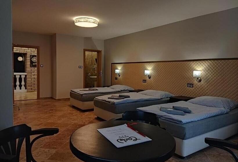 컴포트 트리플 룸, Cade