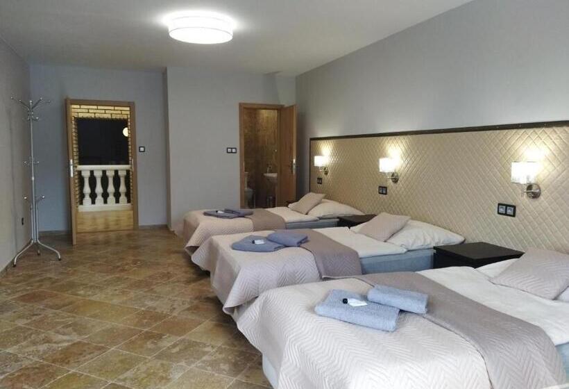 컴포트 트리플 룸, Cade