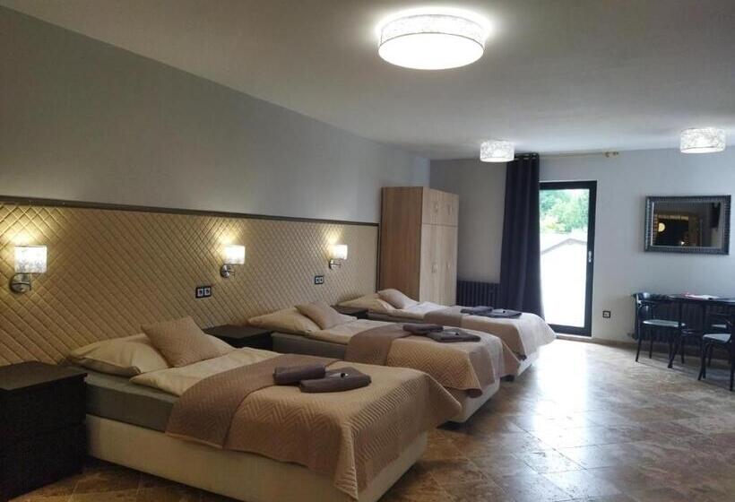 컴포트 트리플 룸, Cade