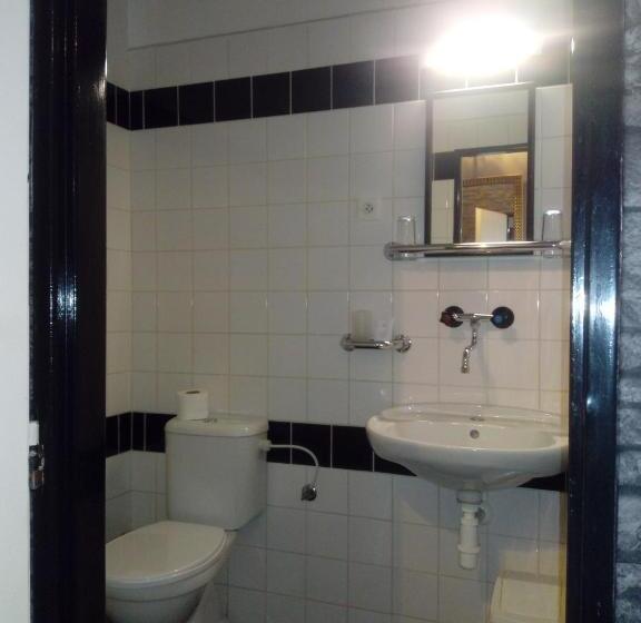 싱글 디럭스 룸, Cade