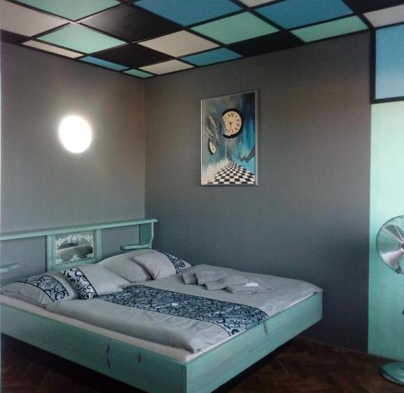 싱글 디럭스 룸, Cade