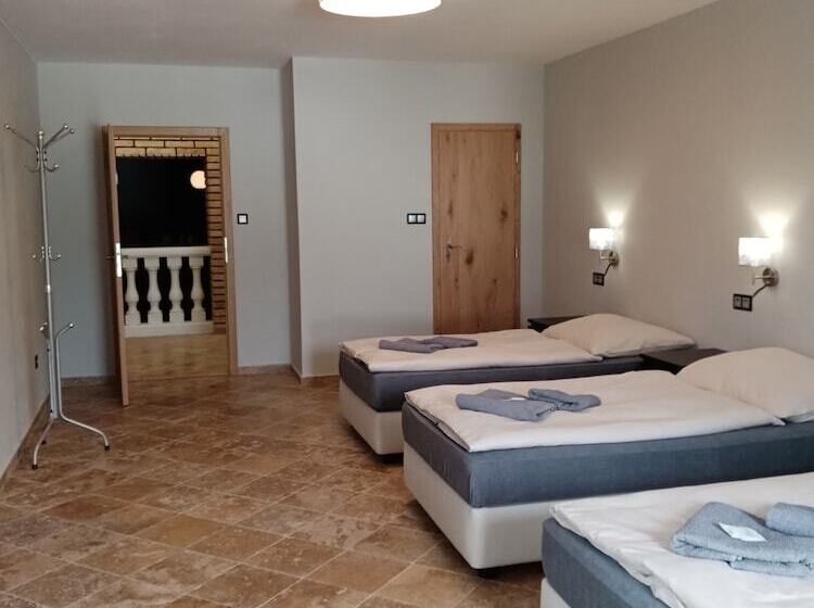 컴포트 트리플 룸, Cade