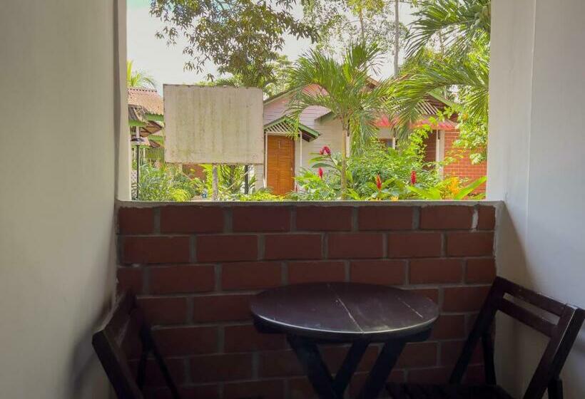 标准三人间, Los Gavilanes