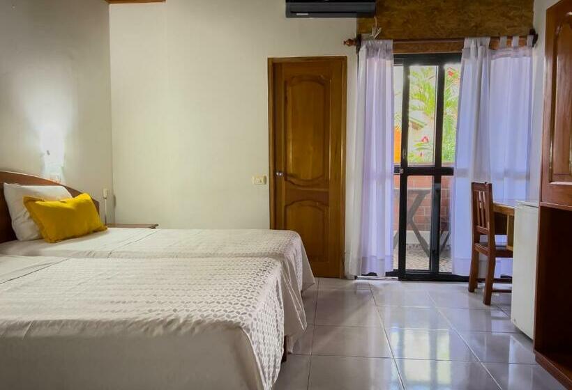 标准三人间, Los Gavilanes