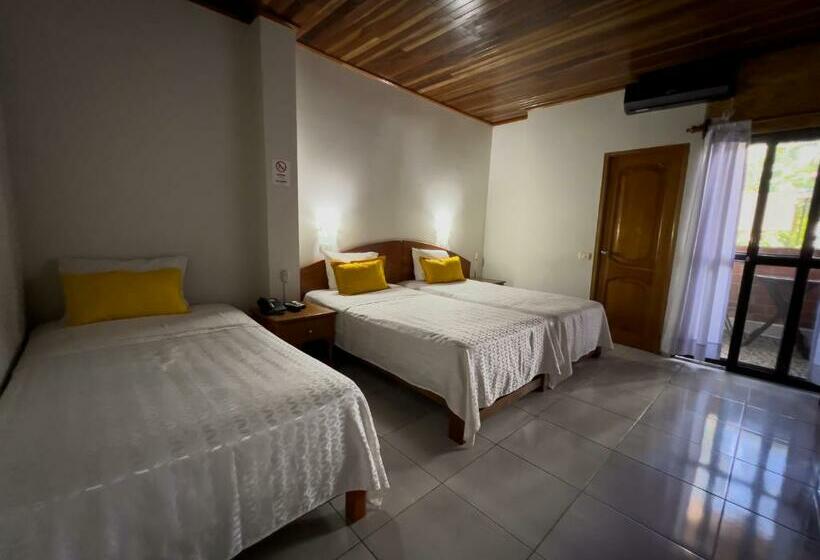 标准三人间, Los Gavilanes