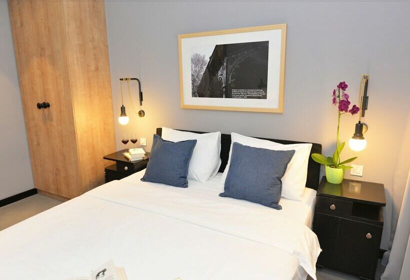 수피리어 룸, The Loop