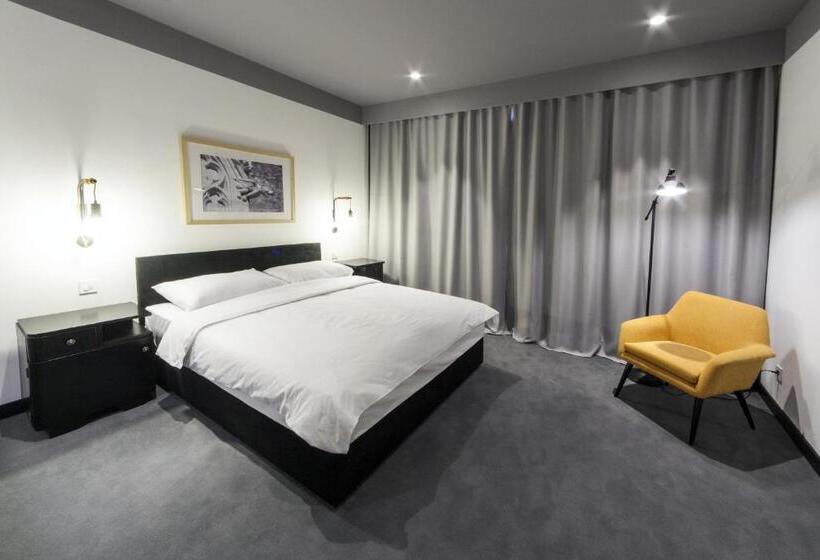 디럭스 룸, The Loop