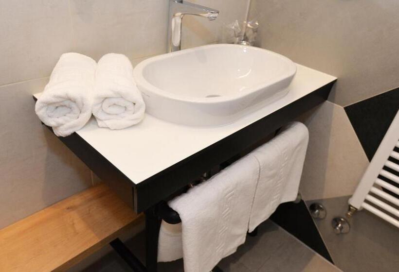 스탠다드 트리플 룸, The Loop