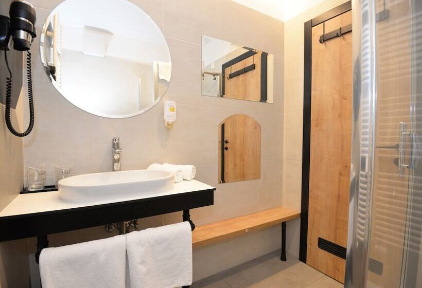 수피리어 룸, The Loop