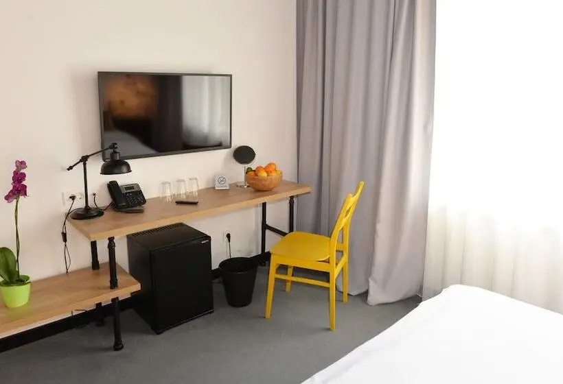 Habitación Triple Estándar, The Loop