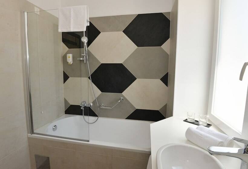 디럭스 룸, The Loop