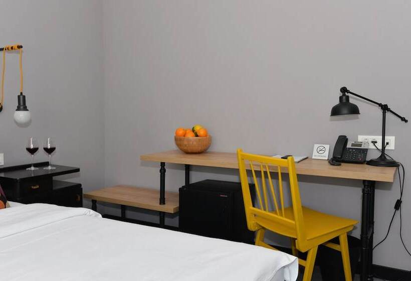 디럭스 룸, The Loop