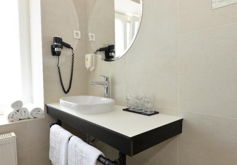 수피리어 룸, The Loop