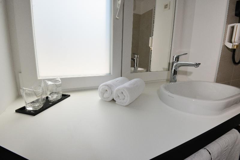 스탠다드 싱글 룸, The Loop