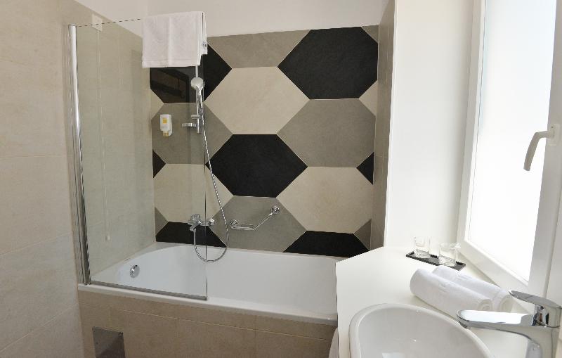 스탠다드 트리플 룸, The Loop