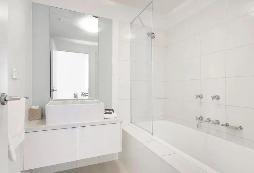 2 Bedrooms Apartment City View, Waterfront Melbourne Apartments