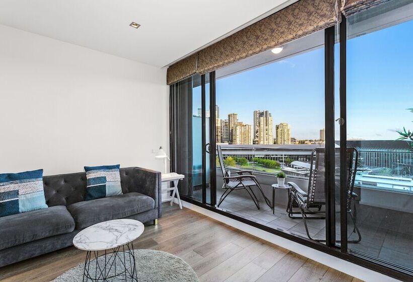 2 Bedrooms Apartment River View, Waterfront Melbourne Apartments