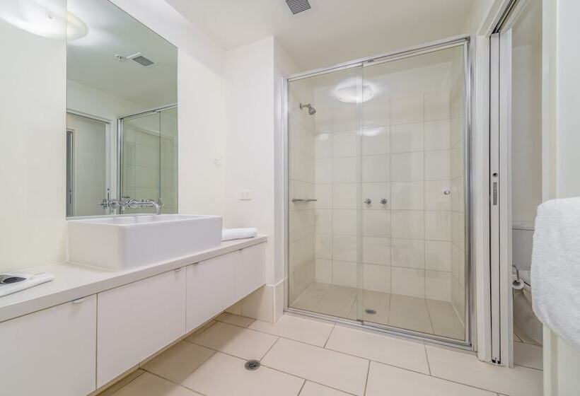 2 Bedrooms Apartment City View, Waterfront Melbourne Apartments