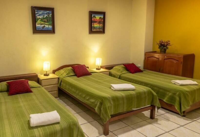 标准三人间共用浴室, Flying Dog Hostel Iquitos