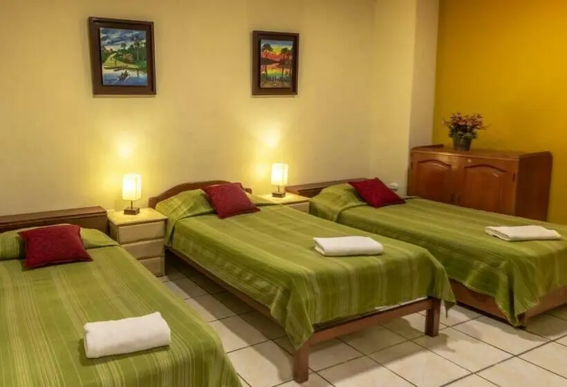 バスルーム共有のトリプルスタンダード, Flying Dog Hostel Iquitos
