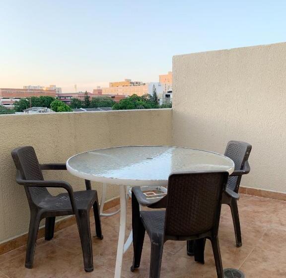 اتاق استاندارد سه تخته با بالکن, Continental Plaza