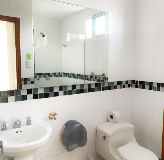 اتاق استاندارد سه تخته با بالکن, Continental Plaza