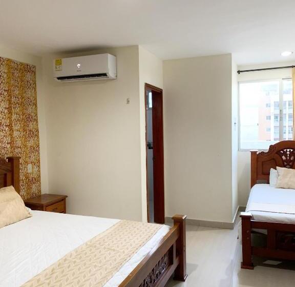 اتاق استاندارد سه تخته با بالکن, Continental Plaza