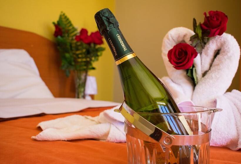 Полулюкс, Internazionale Hotel Restaurant