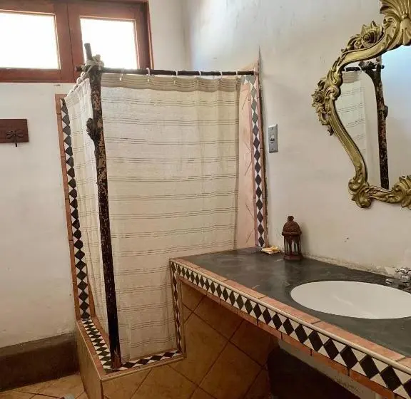 Perhehuone Jaettu Kylpyhuone, Refugio De Santiago Ecolodge