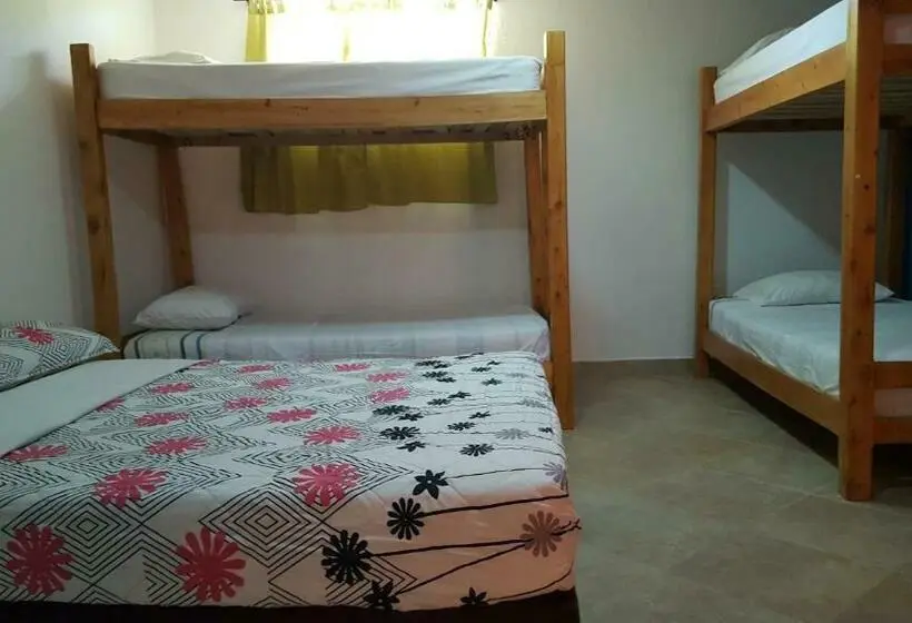 Standard Neljän Hengen Huone, Hostal El Hangar