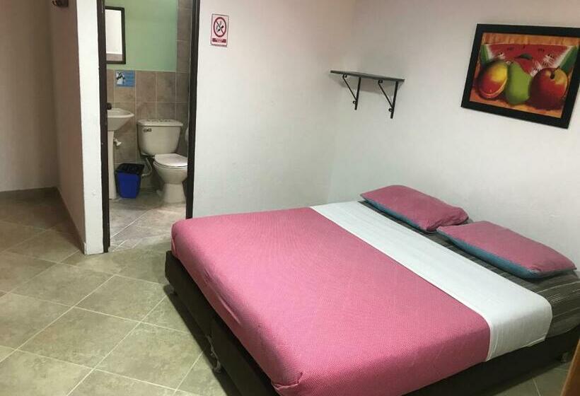 Четырехместный Номер Стандарт, Hostal El Hangar