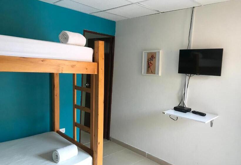 Трехместный Номер Базовый, Hostal El Hangar