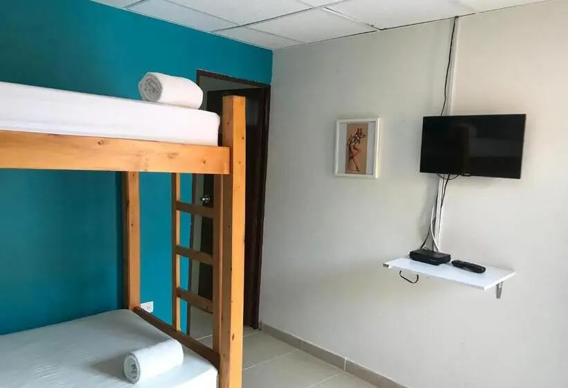 Basic Kolmen Hengen Huone, Hostal El Hangar