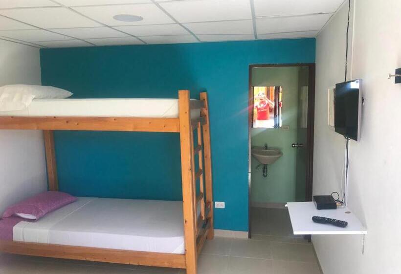 베이직 3인 룸, Hostal El Hangar