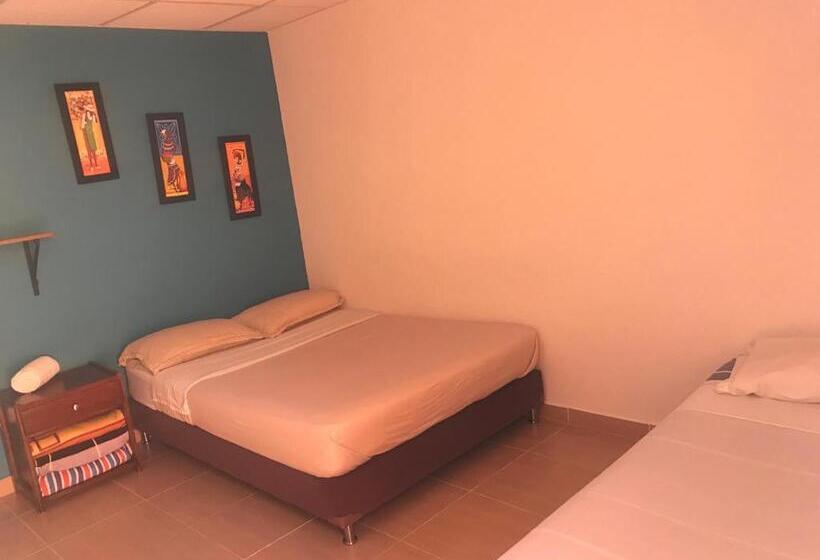 베이직 3인 룸, Hostal El Hangar