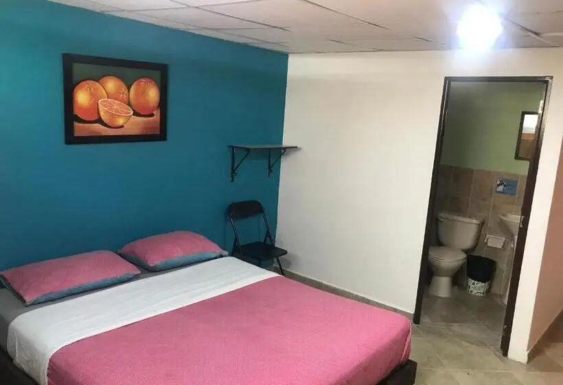 Perhehuone, Hostal El Hangar