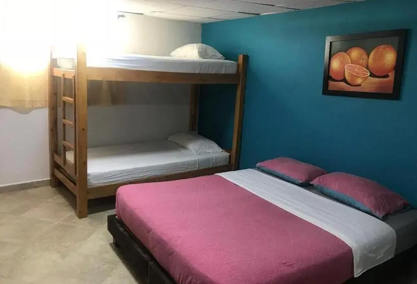 Perhehuone, Hostal El Hangar