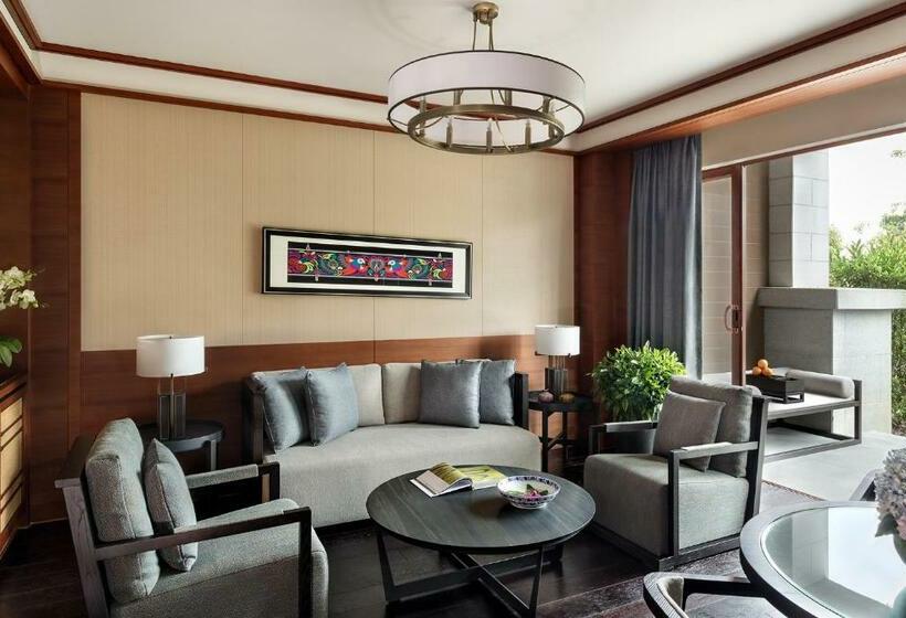 جناح مزود بتراس, Anantara Guiyang Resort