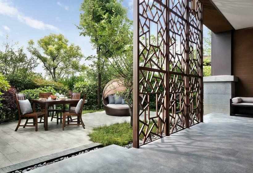 جناح مزود بتراس, Anantara Guiyang Resort