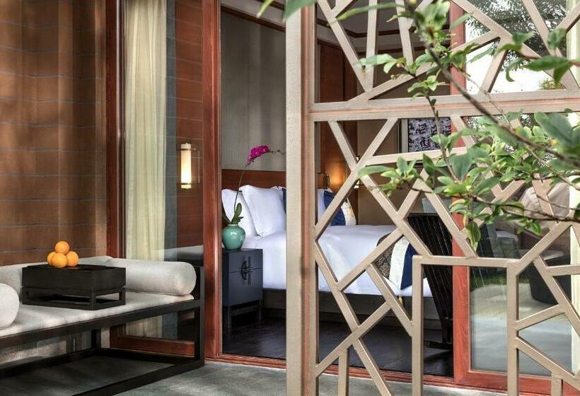 جناح مزود بتراس, Anantara Guiyang Resort